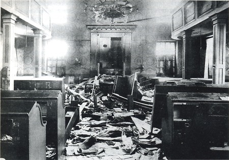 Zerstörtes Inneres der Synagoge nach dem Pogromnacht in Eschwege, 1938