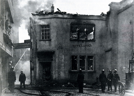 Die brennende Hanauer Synagoge während der Reichspogromnacht, 1938