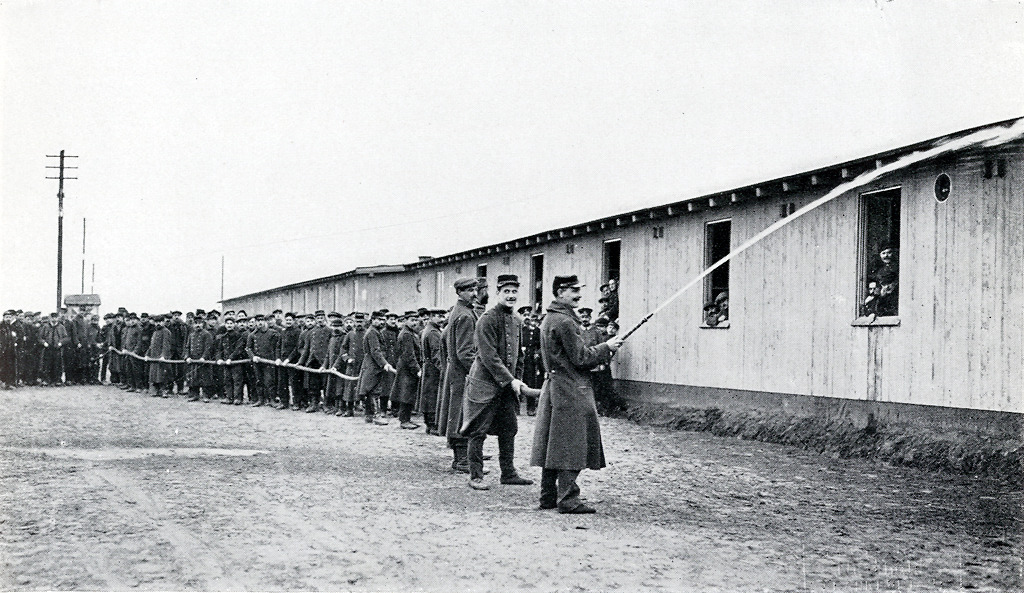 Kriegsgefangene führen eine Spritzenübung in Darmstadt durch, 1914-1918