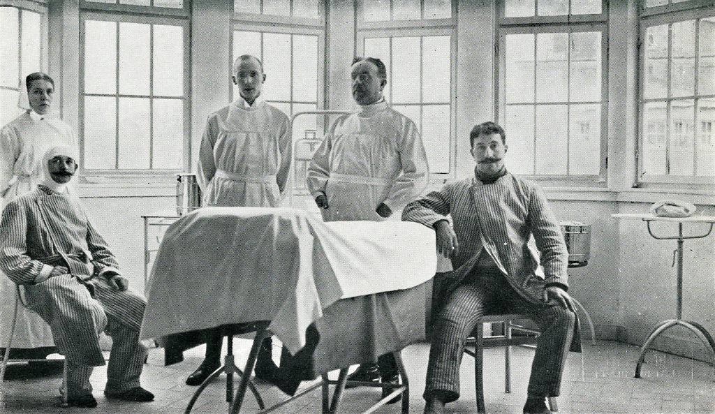 Operationsraum mit Patienten in einem Lager in Darmstadt, 1914-1918