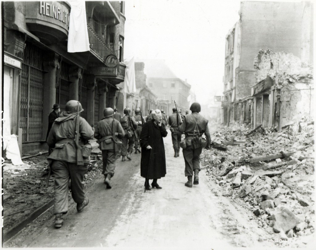 „Troops moving through Bensheim 1945“, 27. März 1945