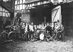 Vorschaubild Dreschmaschine auf einem Hof in Rollshausen, um 1925