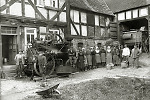 Vorschaubild Dreschmaschine auf einem Hof in Rollshausen, 1919