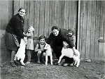 Vorschaubild Frauen und Kinder aus Wetterburg mit jungen Ziegen, Anfang der 1950er Jahre