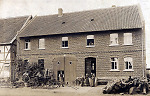 Vorschaubild Stellmacher mit Familie vor seinem Haus, um 1910