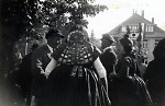 Vorschaubild Junge Männer und Frauen in Schwälmer Tracht, um 1935