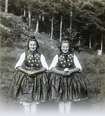 Vorschaubild Zwei Frauen in Schwälmer Tracht, um 1938