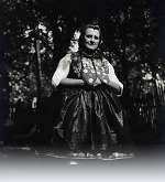 Vorschaubild Frau in Schwälmer Tracht, um 1938