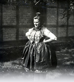 Vorschaubild Frau in Schwälmer Tracht, um 1938
