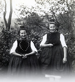 Vorschaubild Frauen in Schwälmer Tracht mit Blumensträußchen, um 1938