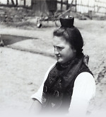 Vorschaubild Frau in Schwälmer Tracht, um 1938