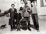 Vorschaubild Junger Soldat aus Brandoberndorf wird von der Familie verabschiedet, 1943