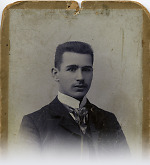 Vorschaubild Atelieraufnahme eines jungen Mannes aus Marburg, um 1886-1889