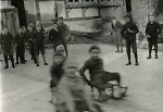Vorschaubild Kinder in der Pause auf dem Schulhof in Niederaula, Winter 1931