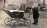Vorschaubild Ein Brandoberndorfer Kind schiebt einen Kinderwagen