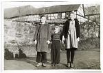 Vorschaubild Mädchen aus Hattenbach vor der Kirchhofsmauer, 1944