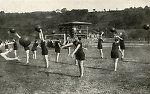 Vorschaubild Teilnehmerinnen bei der Vorführung von Gymnastikübungen im Marburger Stadion, 1927