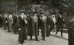 Vorschaubild Die Universitätsspitze beim Zug der Professoren und Ehrengäste zum Jubiläum der Universität , 1927