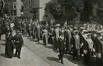 Vorschaubild Die Marburger professoren beim Festzug zum Jubiläum der Universität in der Gutenbergstraße, 1927