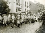 Vorschaubild Gruppe der Radfahrer beim Festzug anlässlich des Landwirtschaftlichen Festes in Herborn, 1909