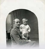 Vorschaubild Unteroffizier aus Bensheim mit seinem Kind, 1916