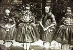Vorschaubild Mädchen in festlicher Schwälmer Tracht, um 1935