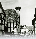 Vorschaubild Kinder in Schwälmer Tracht auf der Dorfstraße, um 1938