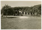 Vorschaubild Jungen beim Landjahrlager auf dem Stiftungsgut Neuhöfe vor einem umfunktionierten Hühnerstall, 1934