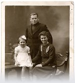 Vorschaubild Junge Familie aus Büdesheim auf einer Postkarte, um 1940