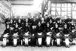 Vorschaubild Gruppenfoto mit Tracht und Gebetsbüchern zur Konfirmation, undatiert