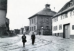 Vorschaubild Zwei Kinder auf der Hauptstraße in Büdesheim, 1950-1959