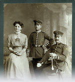 Vorschaubild Soldaten des Deutschen Heeres mit junger Frau im Atelier, vor 1918