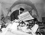 Vorschaubild Tora-Rollen im Keller des Rasse-Instituts Frankfurt, 6. Juli 1945