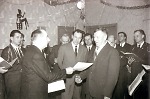 Vorschaubild Der Gesangverein von Haubern während einer Ehrung, 1950er Jahre