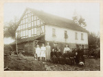 Vorschaubild Familie vor ihrem Haus in Haubern, 1910er Jahre