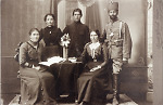 Vorschaubild Husar mit seiner Familie, vor 1914