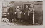 Vorschaubild Vor dem Backhaus in Haubern, um 1930