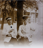 Vorschaubild Zwei deutsche Soldaten, darunter einer aus Haubern, vermutlich in Tsingtau, 1914