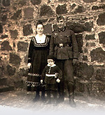 Vorschaubild Ehepaar mit Kind aus Nordeck, vermutlich ist der Mann auf Heimaturlaub, 1939-1945