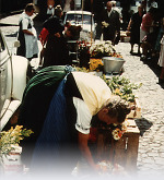 Vorschaubild Frau in Marburger Tracht beim Blumenverkauf auf dem Markt in Marburg, 1960er Jahre