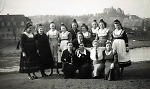 Vorschaubild Gruppe junger Frauen aus Wittelsberg mit Ansicht des Marburger Schlosses, um 1938