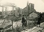 Vorschaubild Personen vor der ausgebrannten Fabrik Bänninger in Gießen, 1945-1948