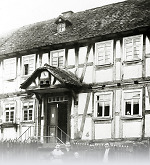 Vorschaubild Familie vor ihrem Haus in Hachborn (?), um 1910