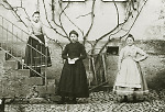 Vorschaubild Drei Frauen vor einem Haus in Ilschhausen, vor 1917