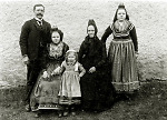 Vorschaubild Familie in Hachborn mit zwei Töchtern und Großmutter, vor 1914