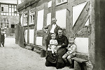 Vorschaubild Großeltern mit ihren Enkeln in Hachborn, um 1930
