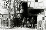 Vorschaubild Personen vor einem Fachwerkhaus in Hachborn, um 1925
