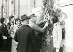 Vorschaubild Nagelung eines HJ-Wappens in Weilburg, 19. November 1933