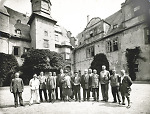 Vorschaubild Alt-Weilburger Handwerksmeister im Weilburger Schlosshof, Juli 1933