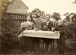 Vorschaubild Weilburger Lehrer mit seiner Familie im Garten, 1913/1914